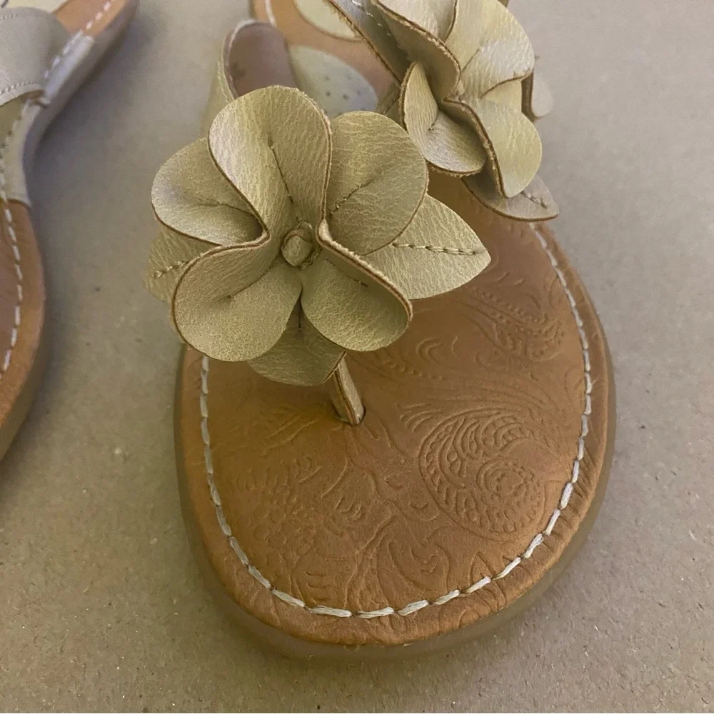 b.o.c. Tan and Brown Floral Sandals 8M GUC - Picture 2 of 8